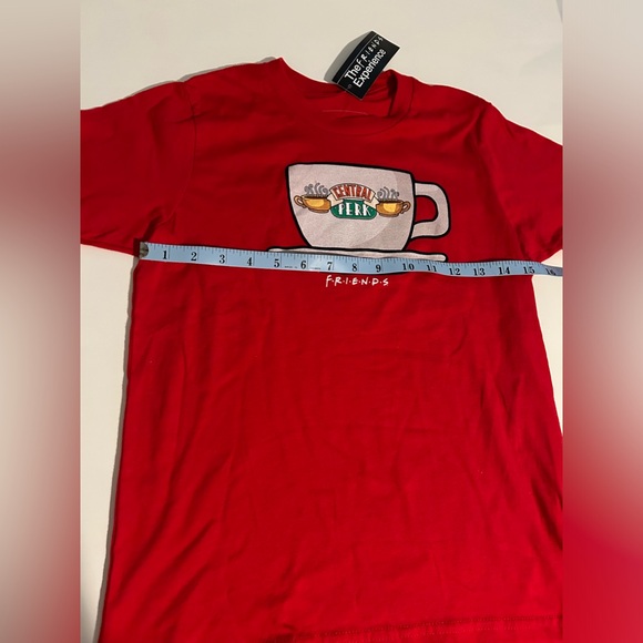 NWT The Friends Experience Central Perk red t-shirt size Youth Medium - Picture 4 of 6